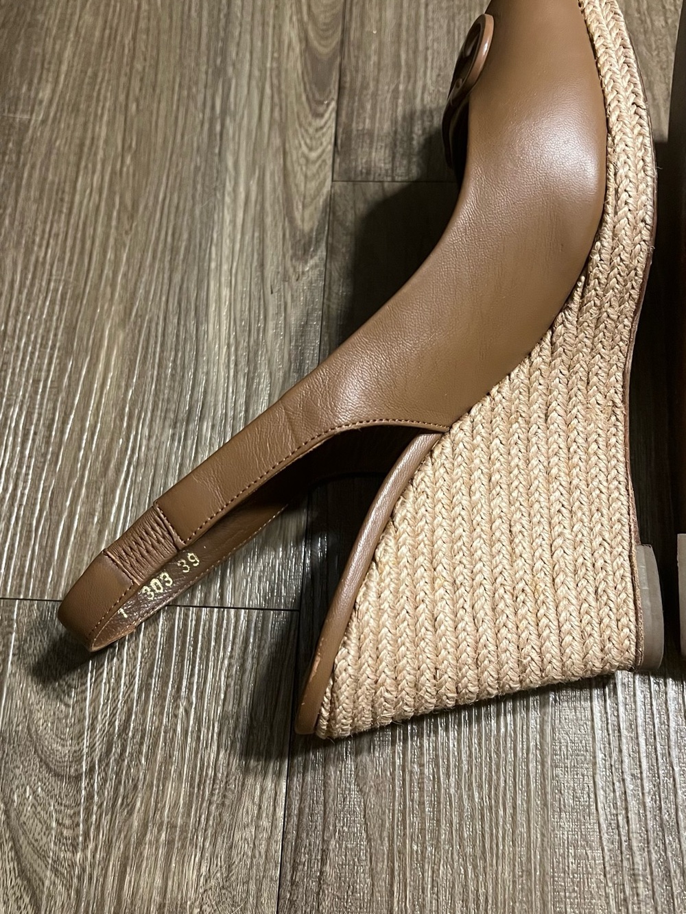 Carolina Herrera Wedge Tan Shoes size 39 - Picture 3 of 3